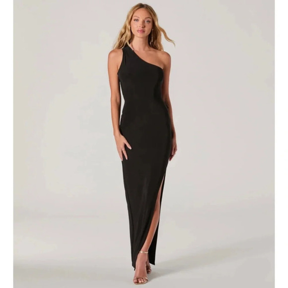 Windsor Dresses & Skirts - Size M Windsor Black One Shoulder Side Slit Formal Dress
